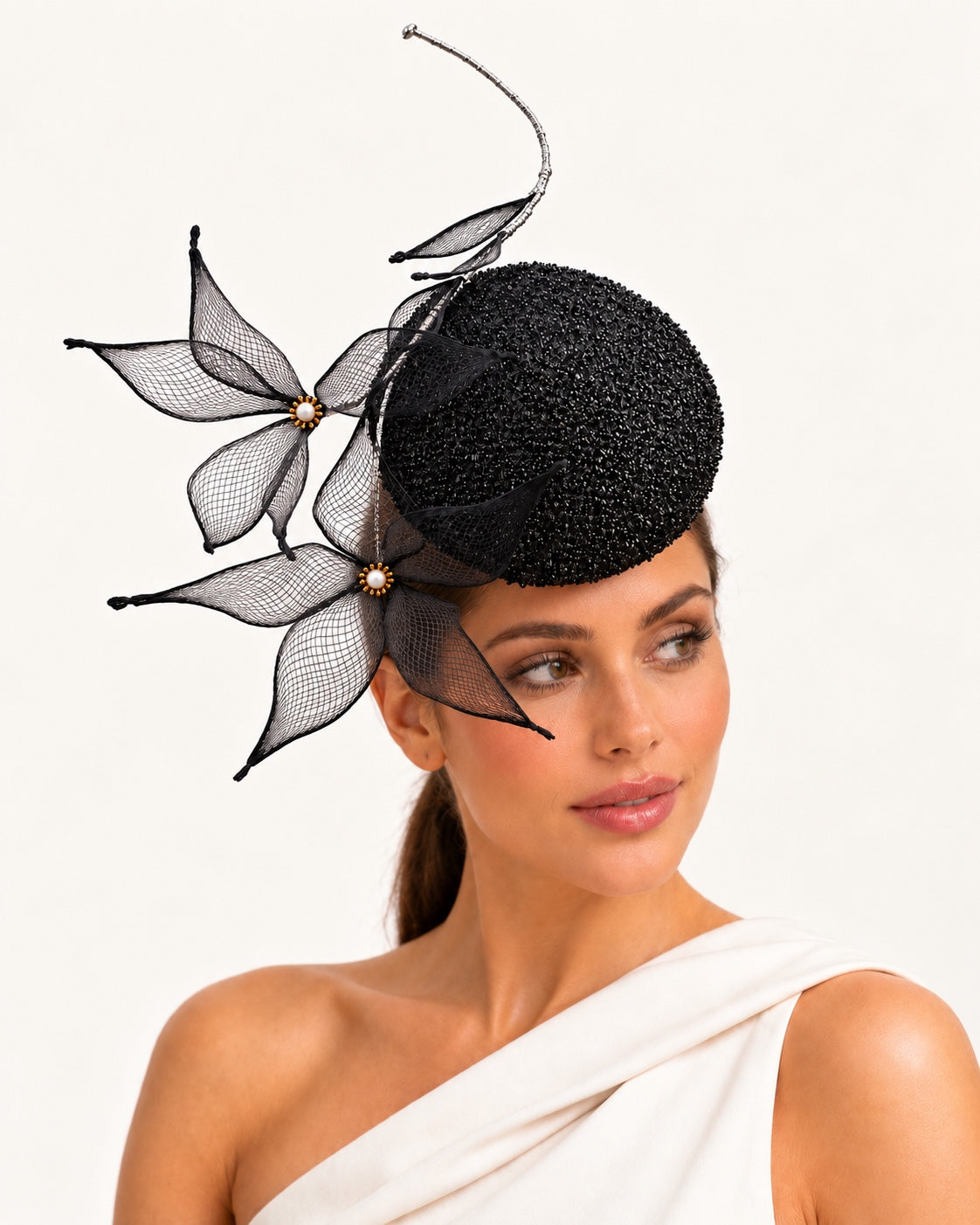 Le Jardin d’Avril noir floral percher worn by a model