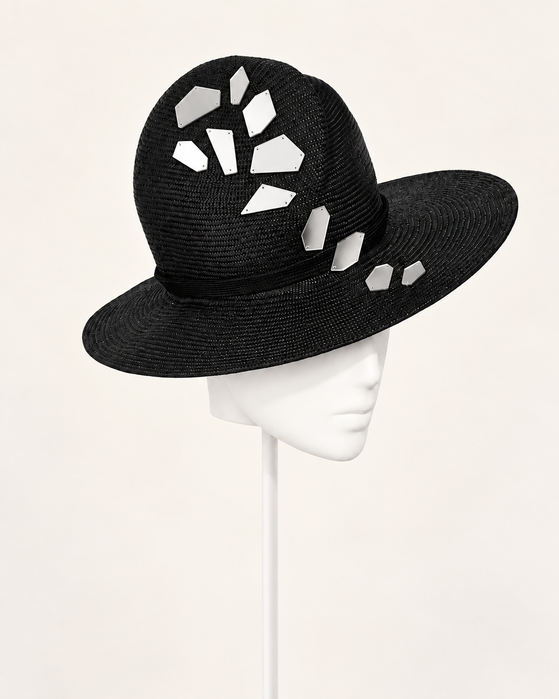 riflessi nero angle — white mannequin studio photograph