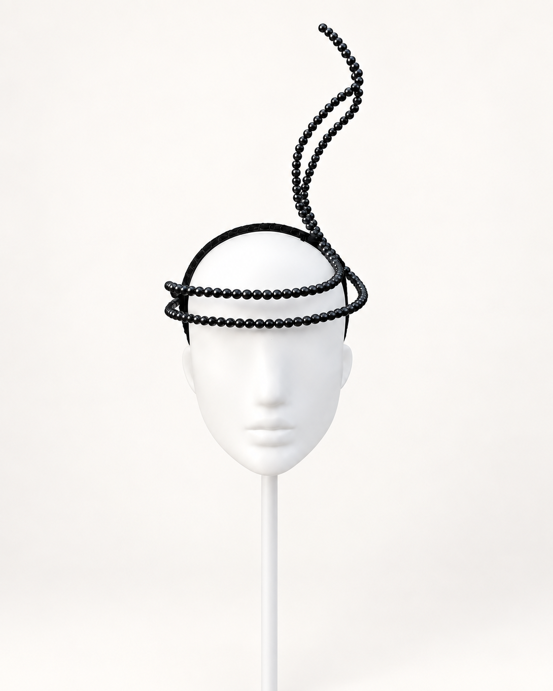 Minuit sur Monaco — Black Pearl Halo — white mannequin and white stand